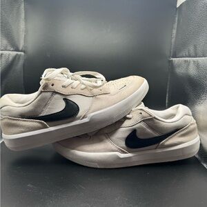 Men’s Nike SB SZ 8. In good condition. .